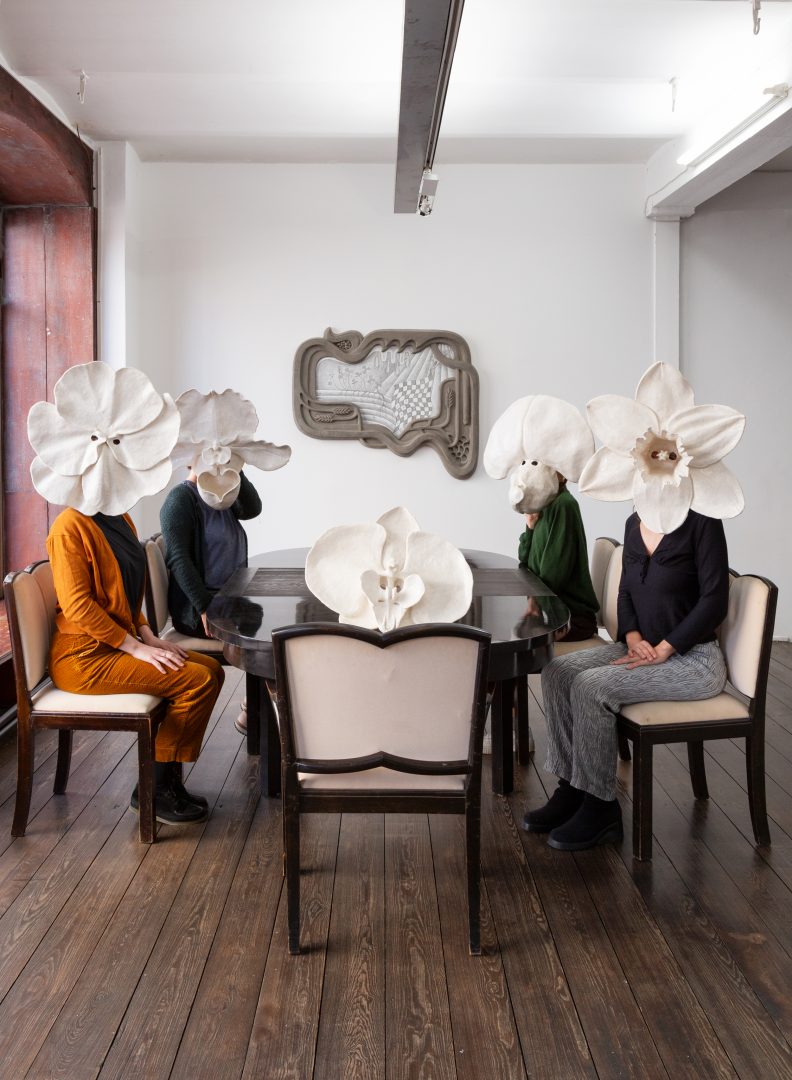 © Anna Hulačová, Let´s talk about pollination, 2023, installation view: Anna
Hulačová & Julie Béna: Anna, the Jester et les monstroplantes, CEAAC, Strasbourg, 2023
Foto: Emilie Vialet