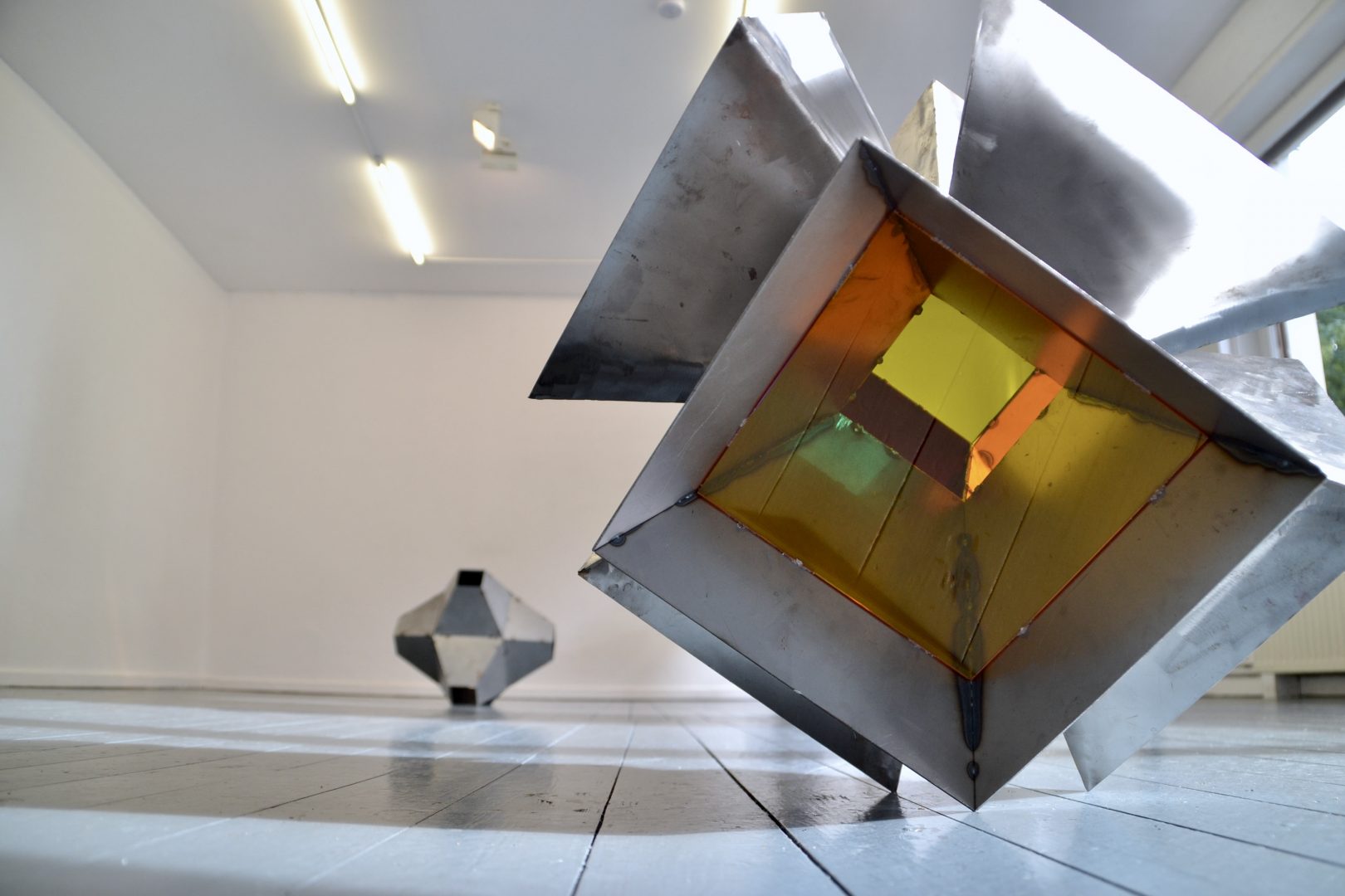 Jaromil Wiest: Wiederholtes gefällt. Installation view, galerie januar – Verein zur Förderung junger Kunst e.V., 2026.