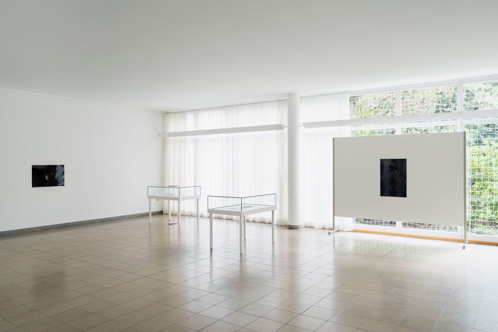 Installation view: Richard Frater, Invitation Dilemma, 2020, installation view from the exhibition ‘Im Volksgarten”, Kunsthaus Glarus