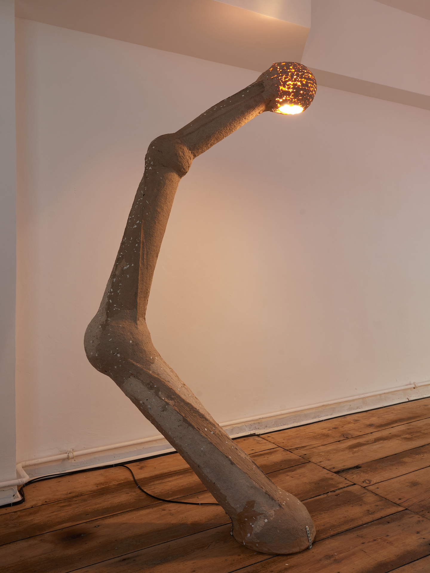 Niclas Riepshoff, Ring Finger (E.T.) 3, 2020, Paper mache, lamp 153 x 24 x 80 cm