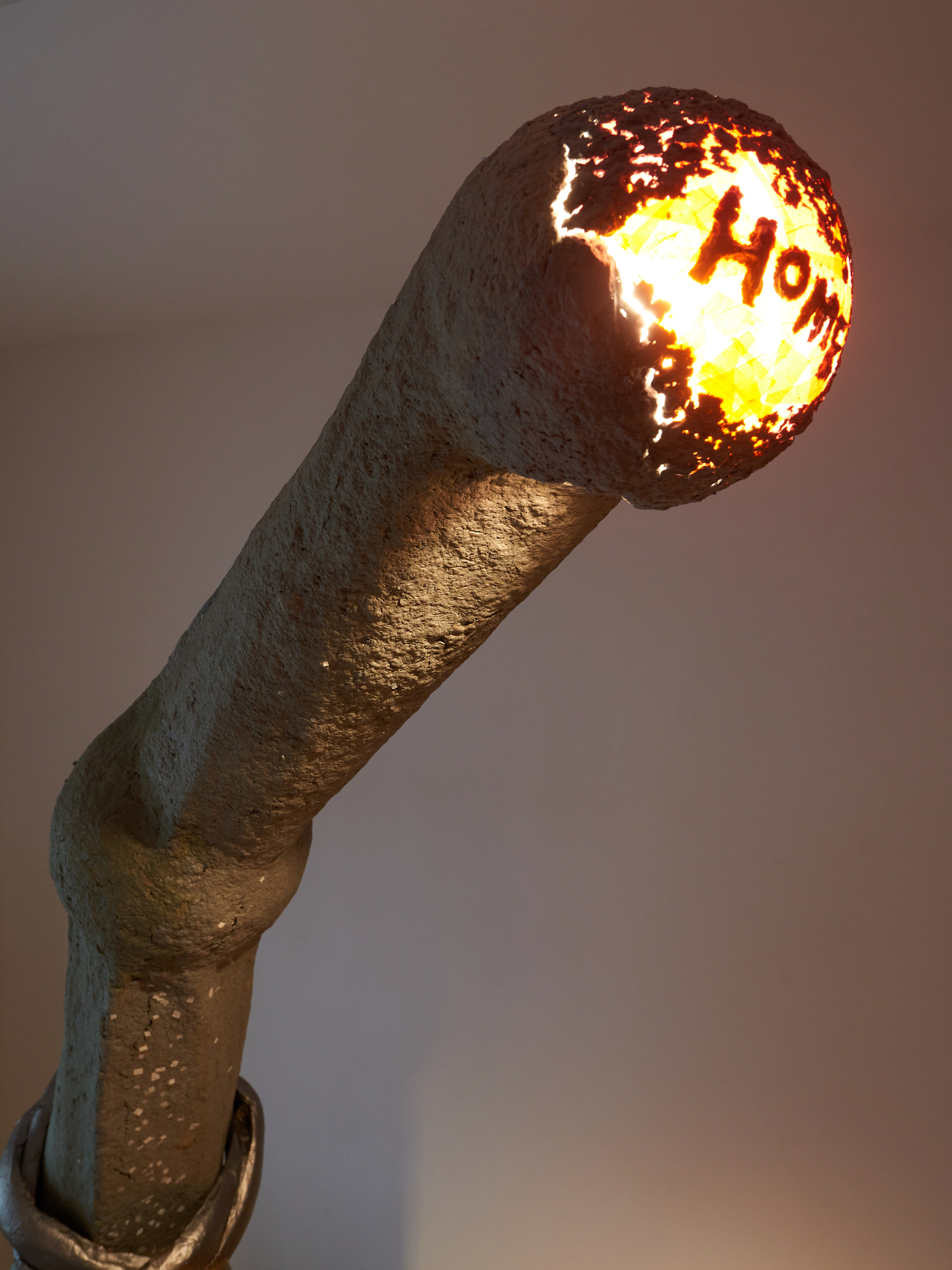 Niclas Riepshoff, Ring Finger (E.T.) 2, 2020, Paper mache, lamp, 185 x 30 x 115 cm