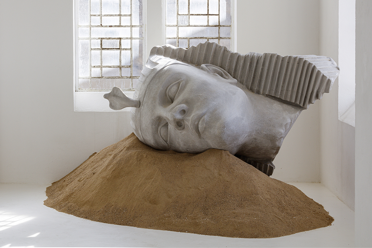 Zuzanna Czebatul, Their New Power (Head), 2020. Polystyrene, acrylic and sand, 160 x 110 x 120 cm. View of the exhibition The Singing Dunes of Zuzanna Czebatul, CAC-La synagogue de Delme, 2020. Photo: OH Dancy.