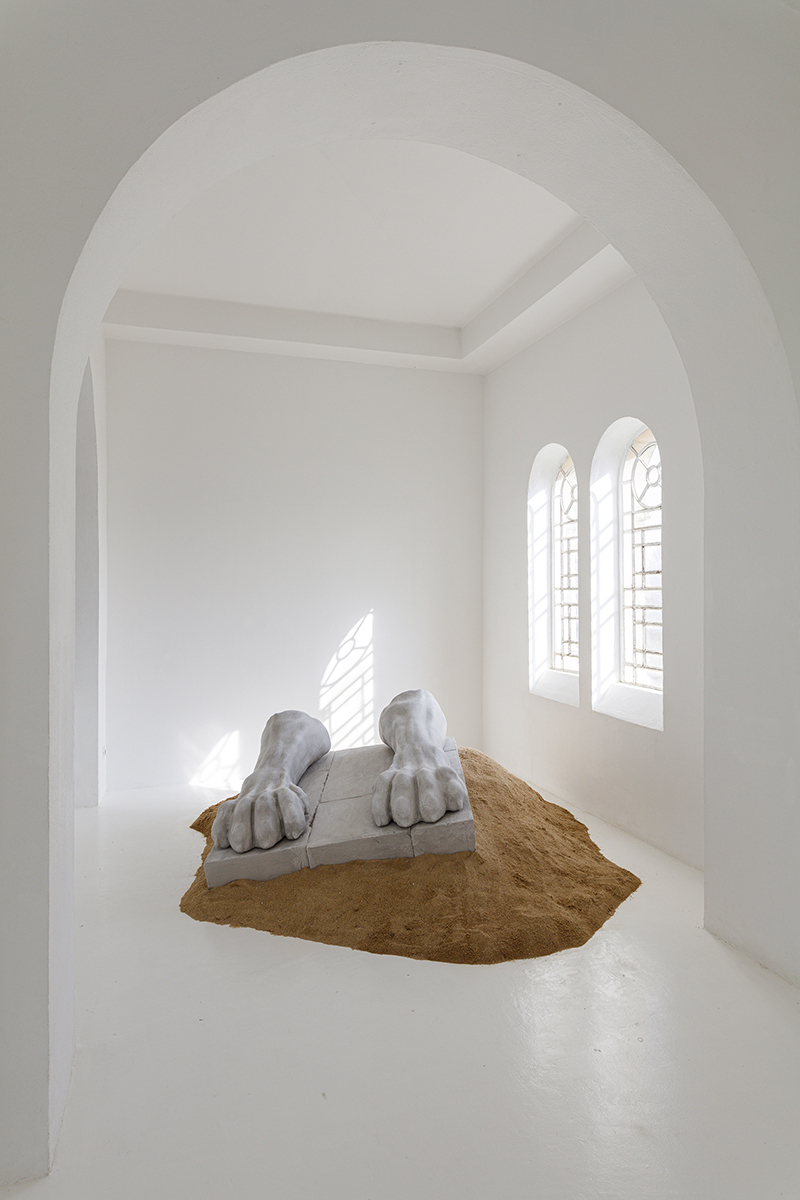 Zuzanna Czebatul, Their New Power (Paws), 2020. Polystyrene, acrylic and sand, 140 x 140 x 50 cm. View of the exhibition The Singing Dunes of Zuzanna Czebatul, CAC-La synagogue de Delme, 2020. Photo: OH Dancy.