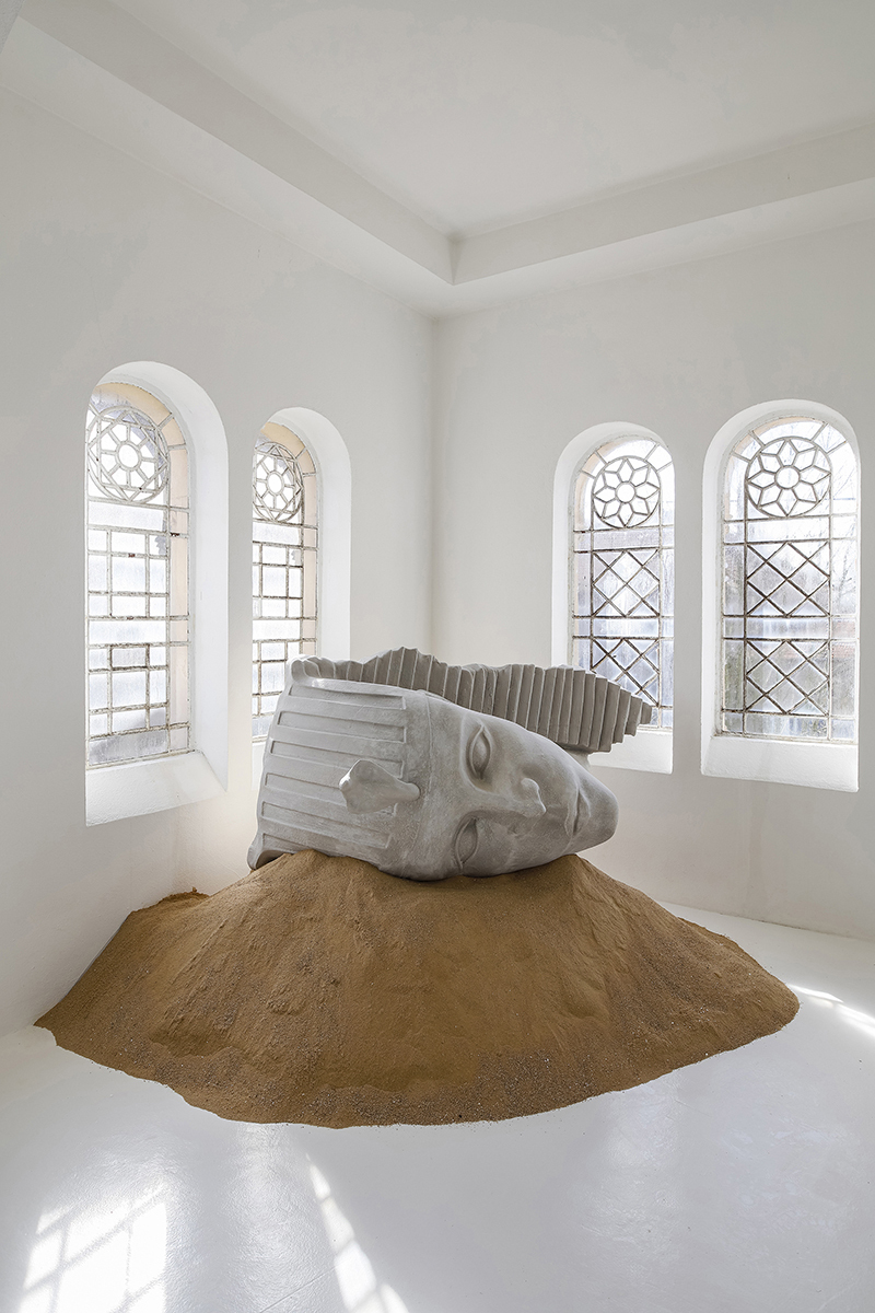 Zuzanna Czebatul, Their New Power (Head), 2020. Polystyrene, acrylic and sand, 160 x 110 x 120 cm. View of the exhibition The Singing Dunes of Zuzanna Czebatul, CAC-La synagogue de Delme, 2020. Photo: OH Dancy.