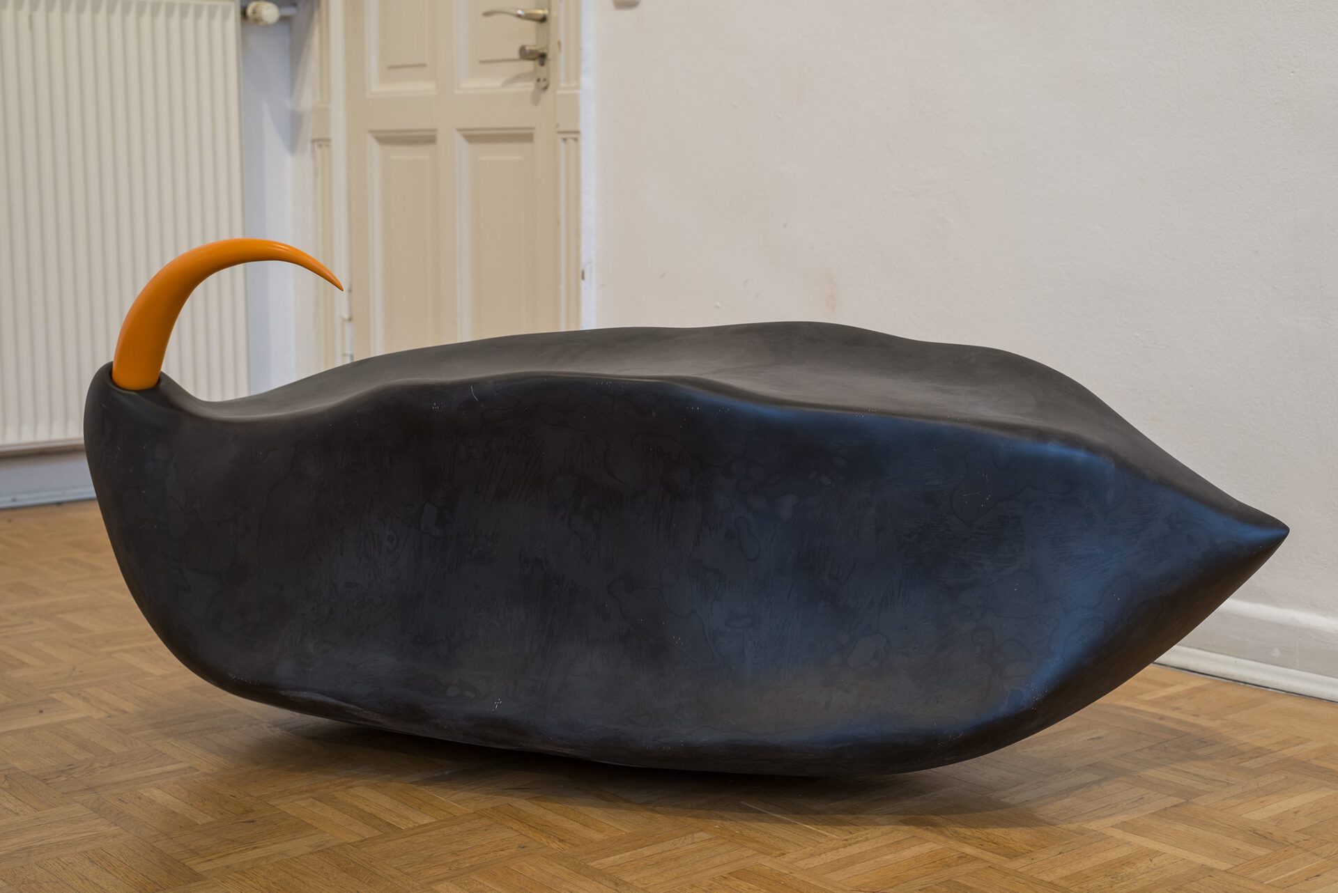 Stefan Seelge, Form (Schwarz + Orange),2018,Verstärkter Kunststoff, Metall, Pigmente, Lack,64x147x52 cm