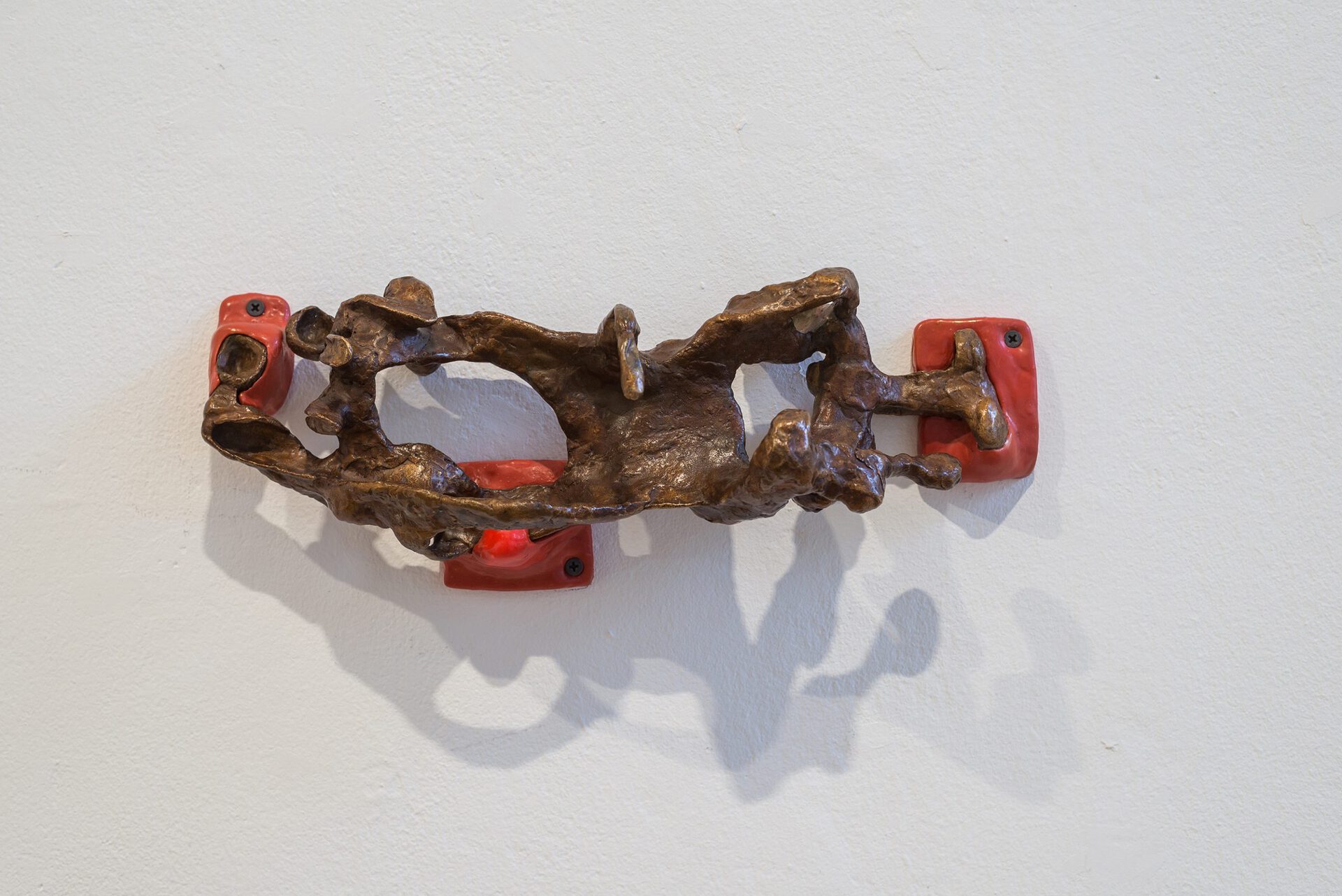 Paul Schuseil, Wrist to Wrist, 2019, Bronze,Kunststoff,14x38x11 cm