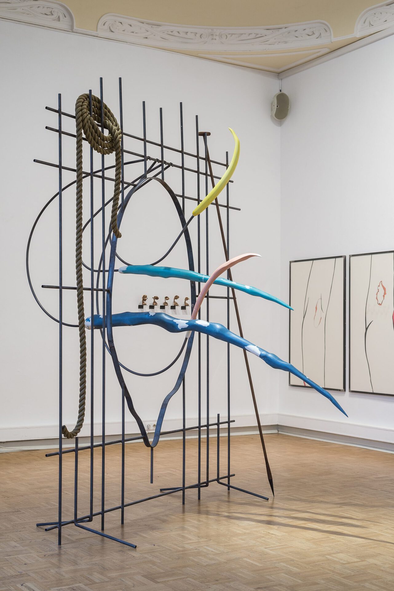 Stefan Seelge,Stalker,2019,Metall, verstärkter Kunststoff, Pigmente, Seil, Holz,275 x 230 x 240 cm