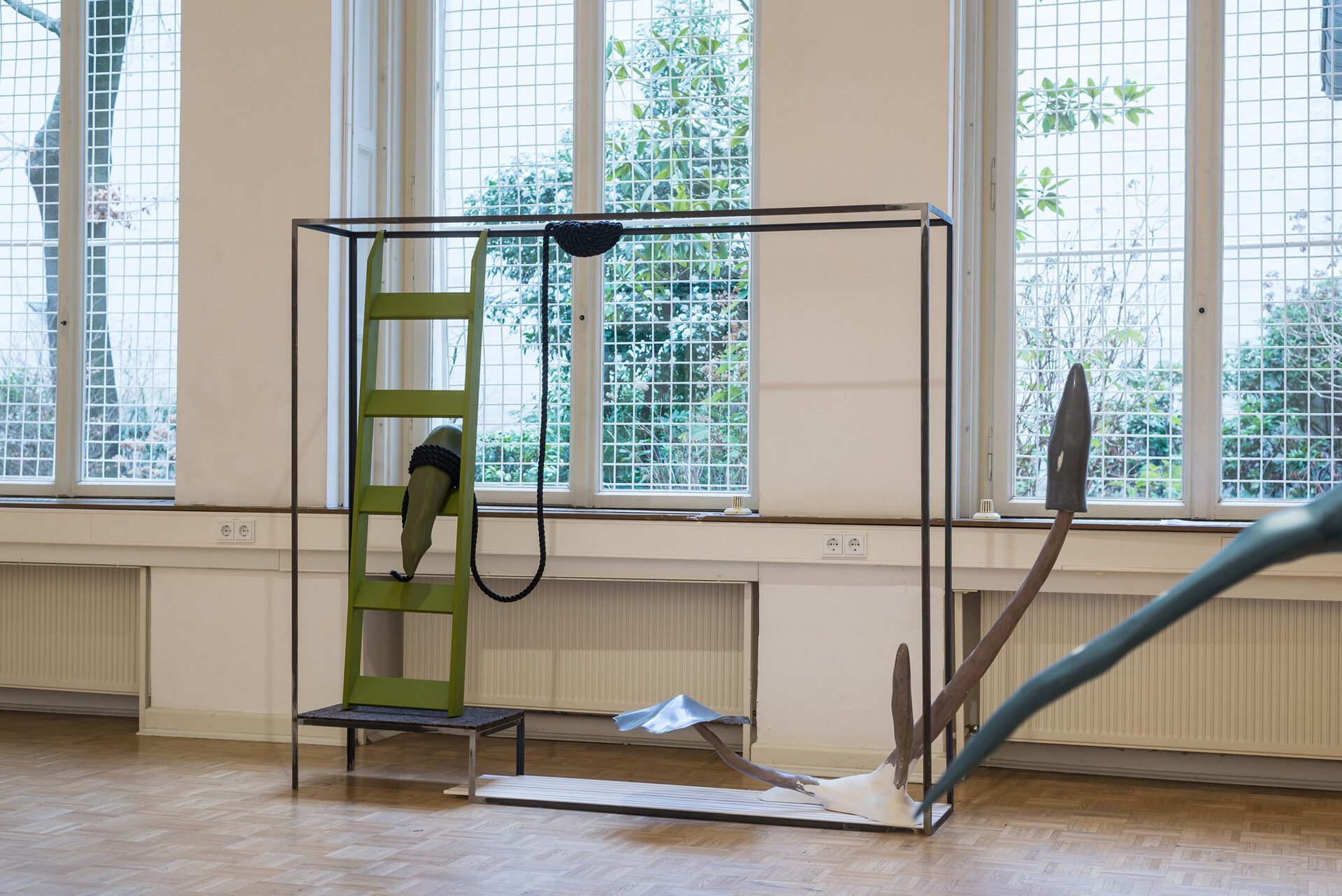 Stefan Seelge, interior. small. flat, 2018, Metal, Holz, Schwarzkork, verstärkter Kunststoff, Pigmente, Seil, 178x260x50 cm