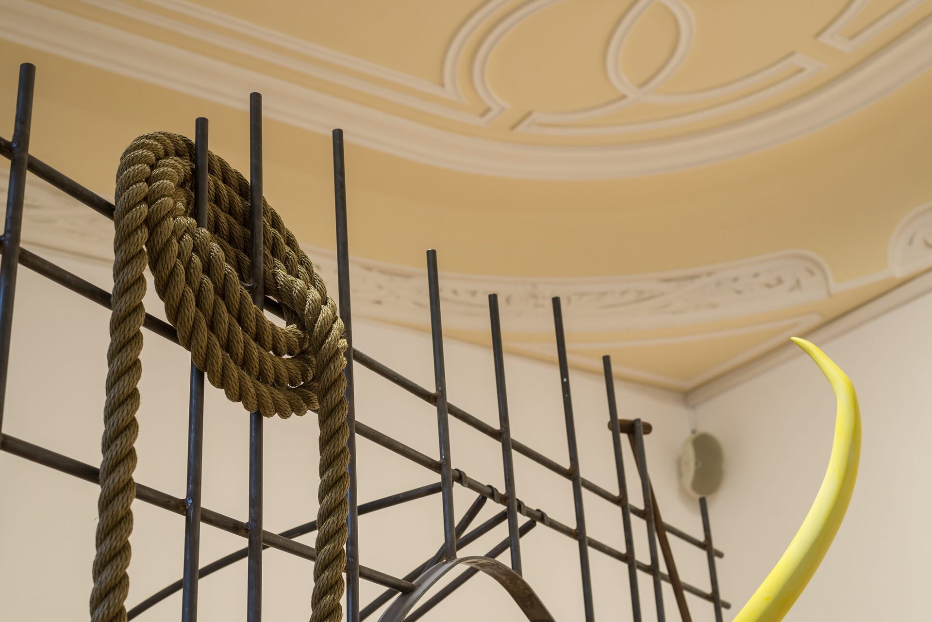 Stefan Seelge,Stalker,2019,Metall, verstärkter Kunststoff, Pigmente, Seil, Holz,275 x 230 x 240 cm