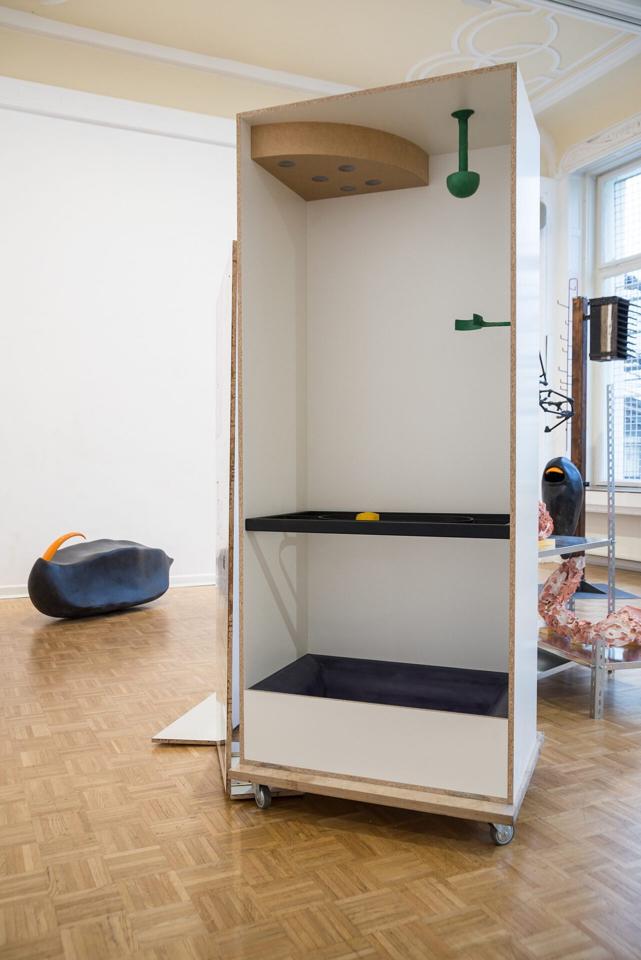 Paul Schuseil, Safe, 2019, Spanplatte, Stahl, Polyester, MDF, Kunststoff, Textilband, 210x88x56 cm