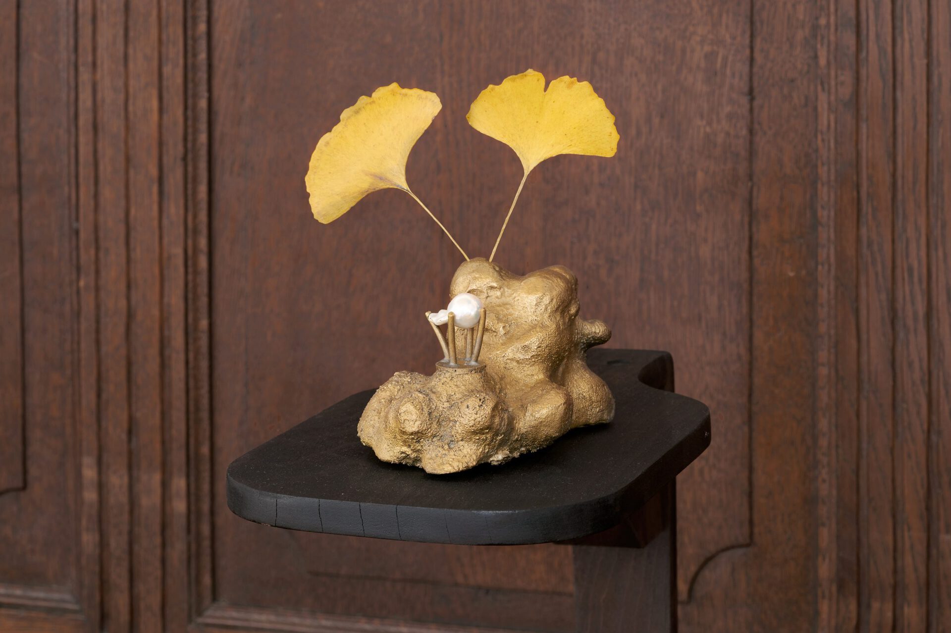 Benjamin Husson "ontological neckless brass", freshwater pearl, tin, ginkgo leafs, 10 x 20 cm 2020