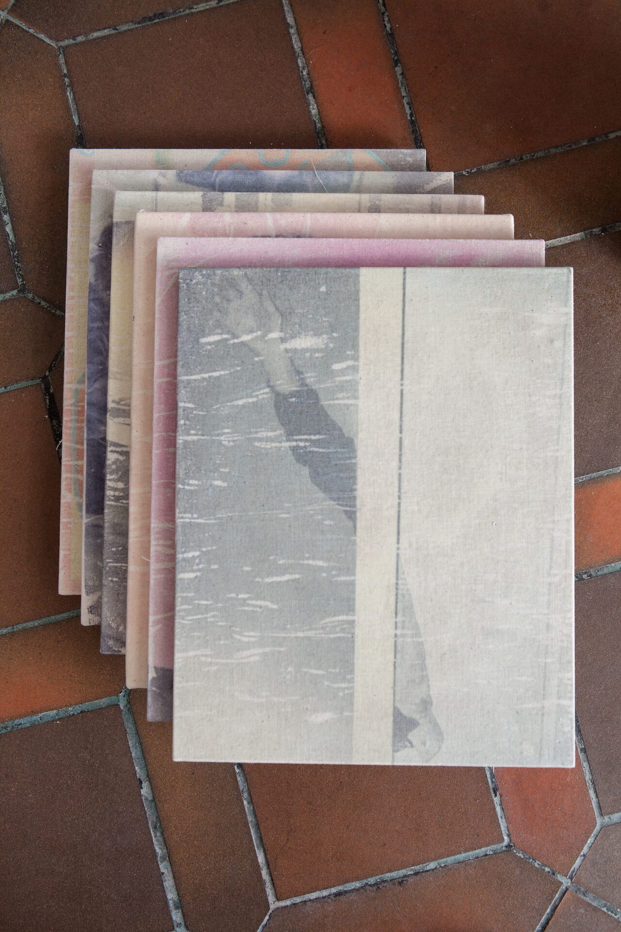 Lukas Matuschek, untitled folder, 2020, epson t664 inc on canvas, steel, 40 x 30 x 10 cm