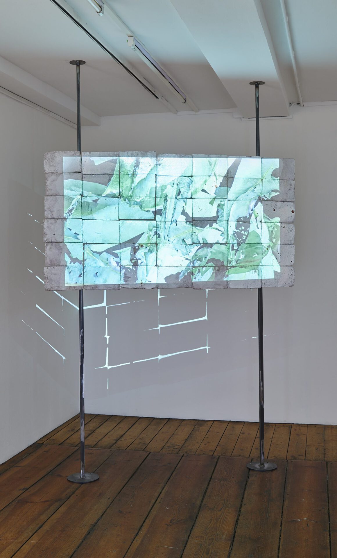 Torben Wessel, fluid leaves, 2019, variable length (this instance 13:12min), digital video projection, glazed ceramic, welded steel, 85 cm x 160 cm