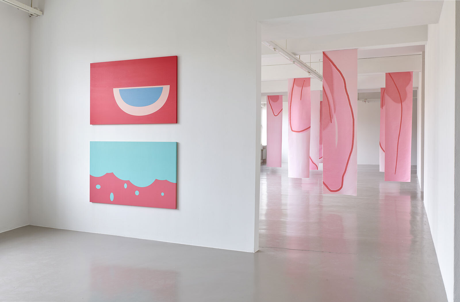 (l-r) Kristina Buch: Notwendiges und ausreichendes Stoma. (Krabben über die Staatsbürgerschaft. Diese Grenze verläuft parallel, nicht lotrecht zu unserer Bewegungsrichtung.), 2019; Von ihren Feinden gejagt, versuchten sie, keinen Becher Wasser zu verschütten. (Eschatologie einer Wassermelone), 2019; Die Anzahlung. Hast du das vergessen? Hast du sie verloren? (keine Rechnungen), 2020. Foto: Simon Vogel, Köln