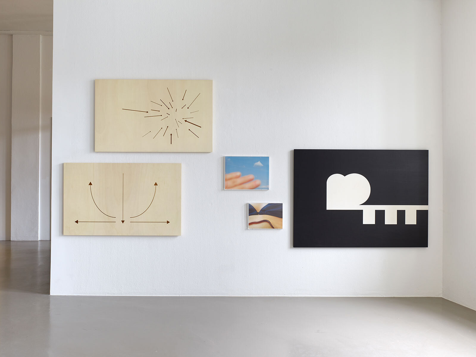 (l-r) Kristina Buch: Wie würdest du mit der Schwerkraft diskutieren? (Kein Platz frei! Kein Rivale! Du hast noch nie ein Dreieck in deinem Leben gesehen!), 2012–2017; Bailout (Begriffserklärung) – ein Tisch für meine Freunde und Feinde, 2015. Foto: Simon Vogel, Köln