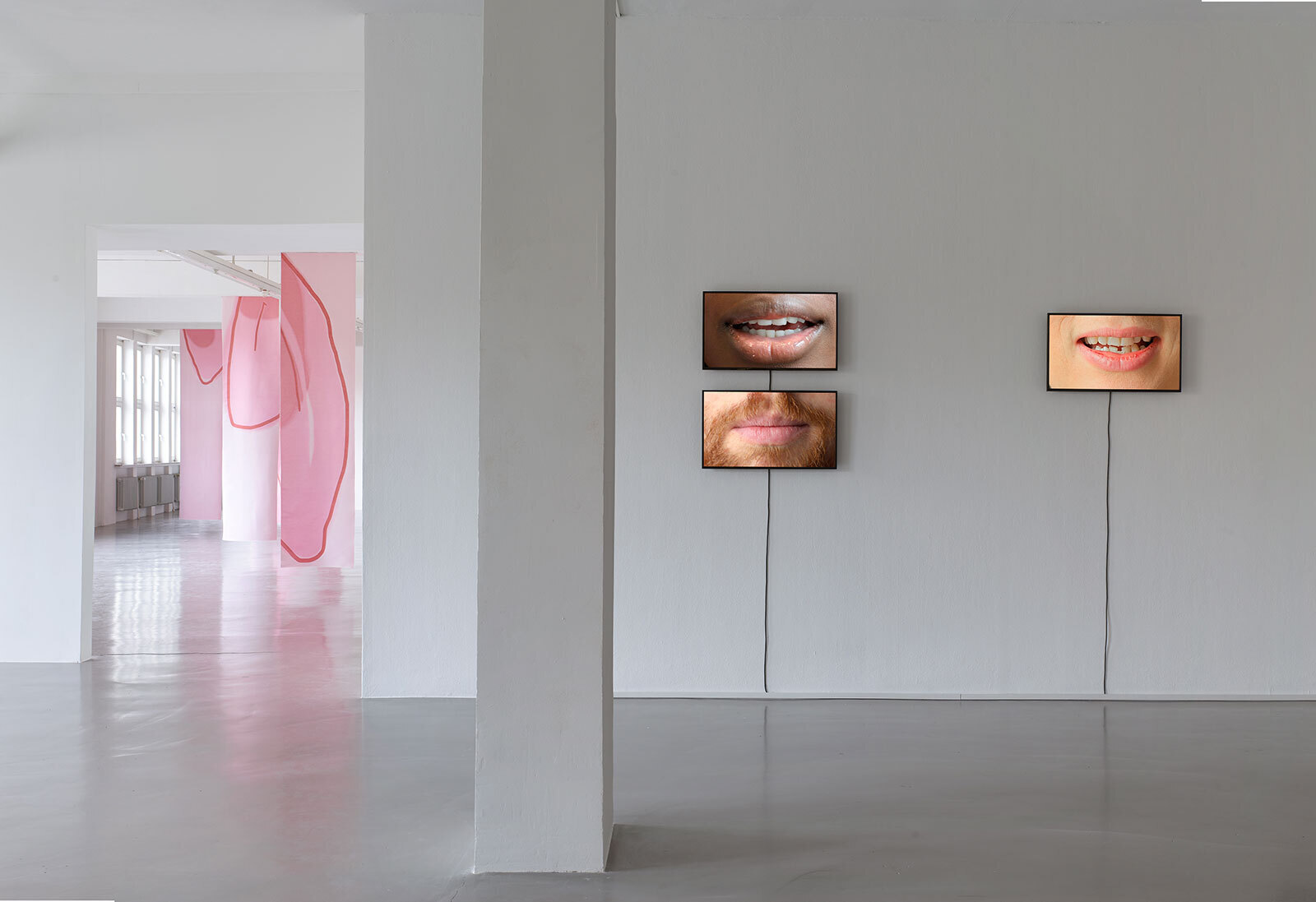 (l-r) Kristina Buch: Die Anzahlung. Hast du das vergessen? Hast du sie verloren? (keine Rechnungen), 2020; Du kannst nicht gehen, solange das Wort nicht läuft., 2019. Foto: Simon Vogel, Köln