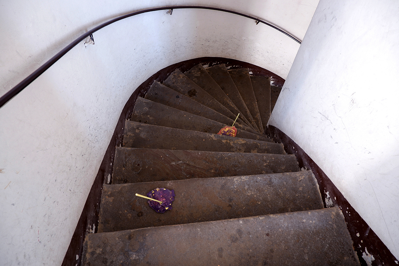 Natalia Gurova, Keeping in touch_2, 2020, sculpture, mixed media, approx. 70х15cm (Kvartirnik installation view)