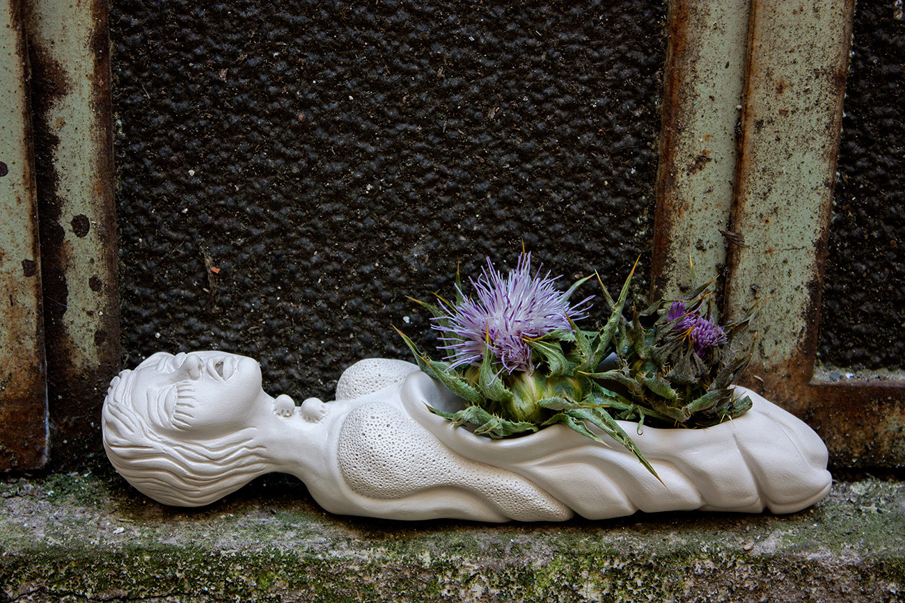 Siggi Sekira, The Howl, 2018, sculpture, unglazed ceramics and thistle, approx. 22,5x6,5cmx6cm (Detail view)