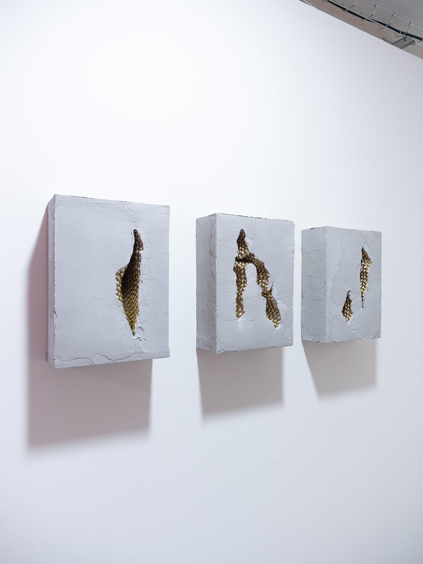Léo Fourdrinier, light through the veins, 2020, concrete, brass plated nails, wood, extruded polystyrene, 25 x 34 x 10 cm