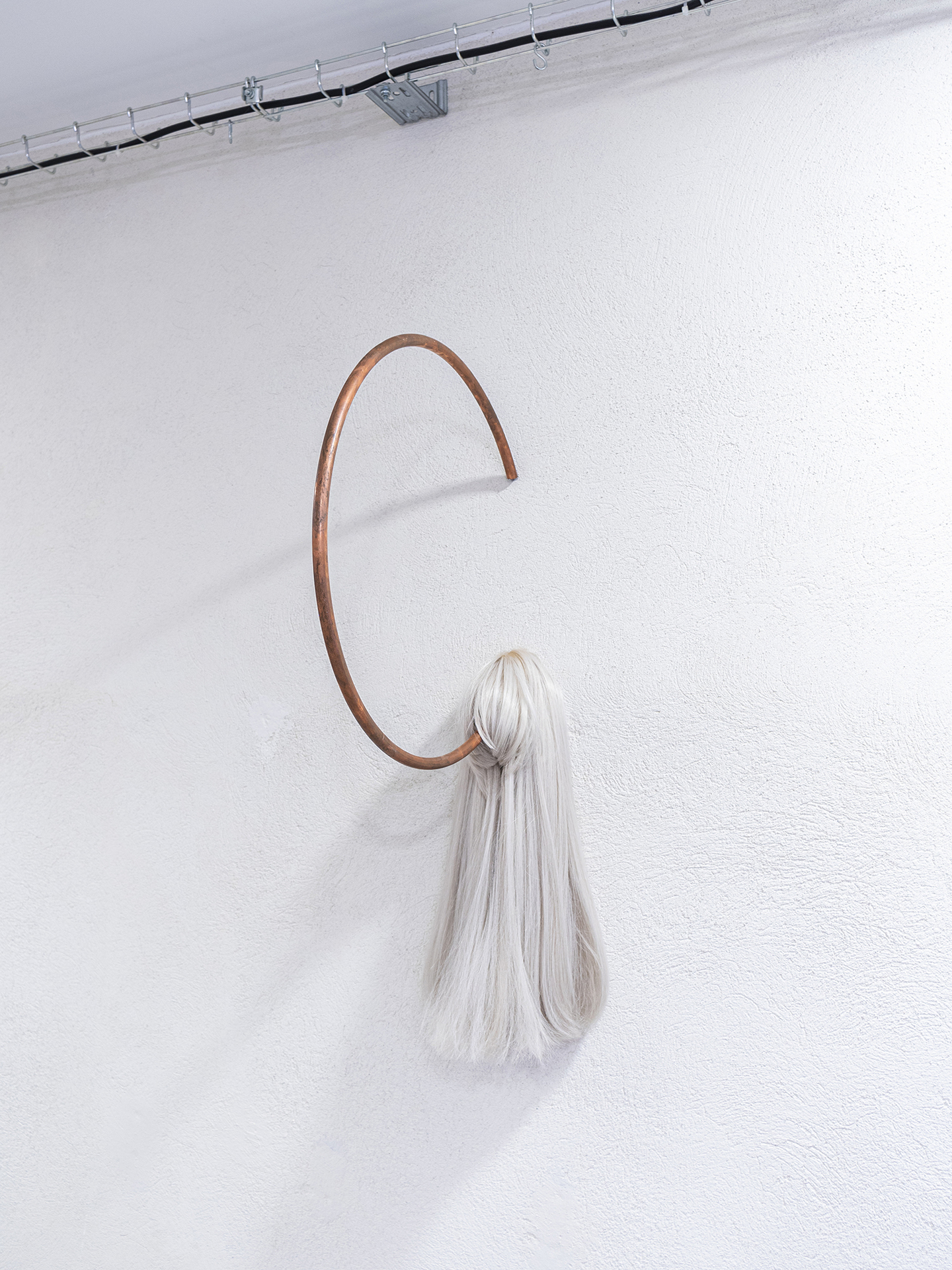 Léo Fourdrinier, Radio Silence, 2020, synthetic hair, copper, 20 x 70 x 45cm