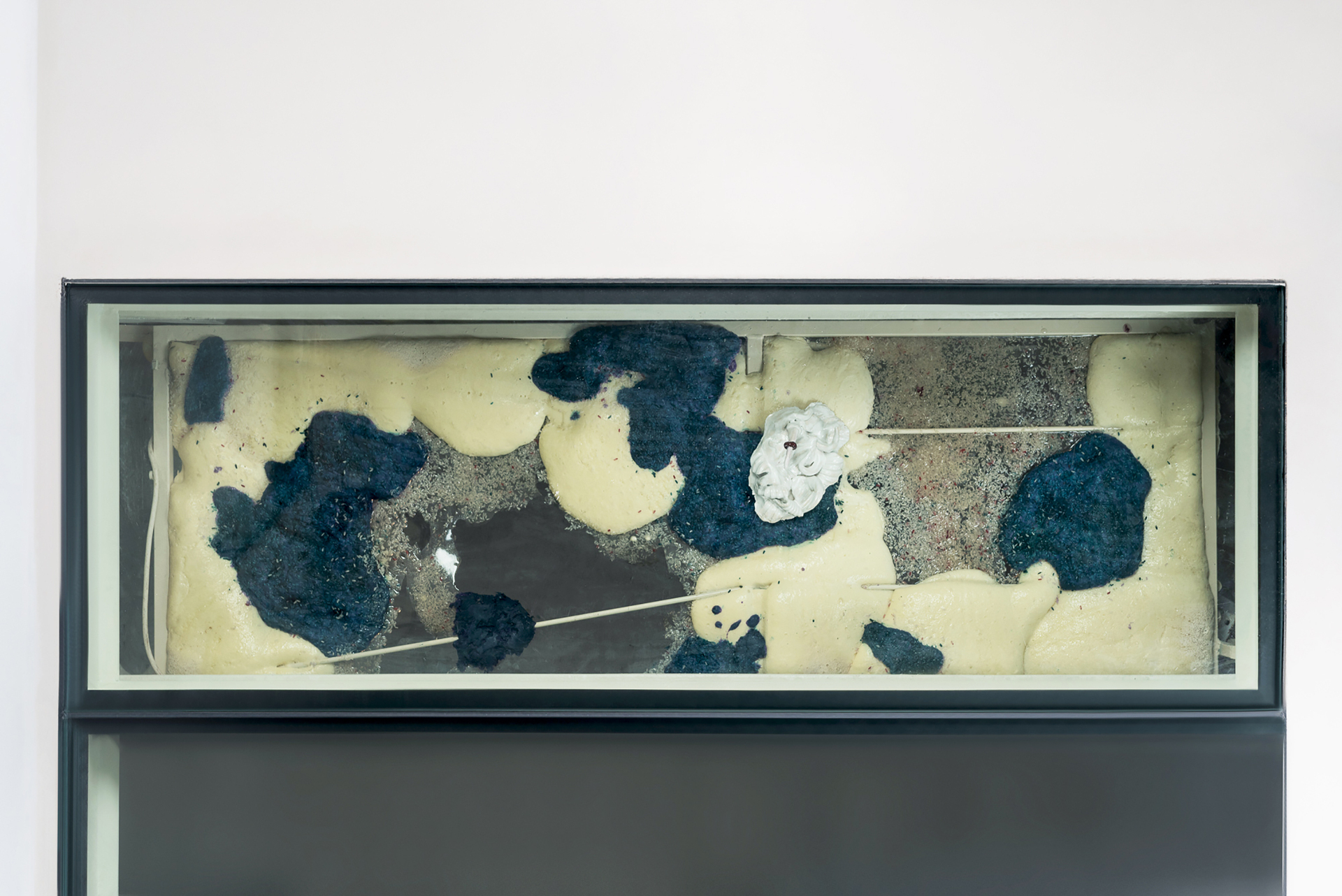 Romain Vicari, Level 2, 2020, Resin, rice, expensive foam, ceramic, 160/ 80/ 10 cm.
