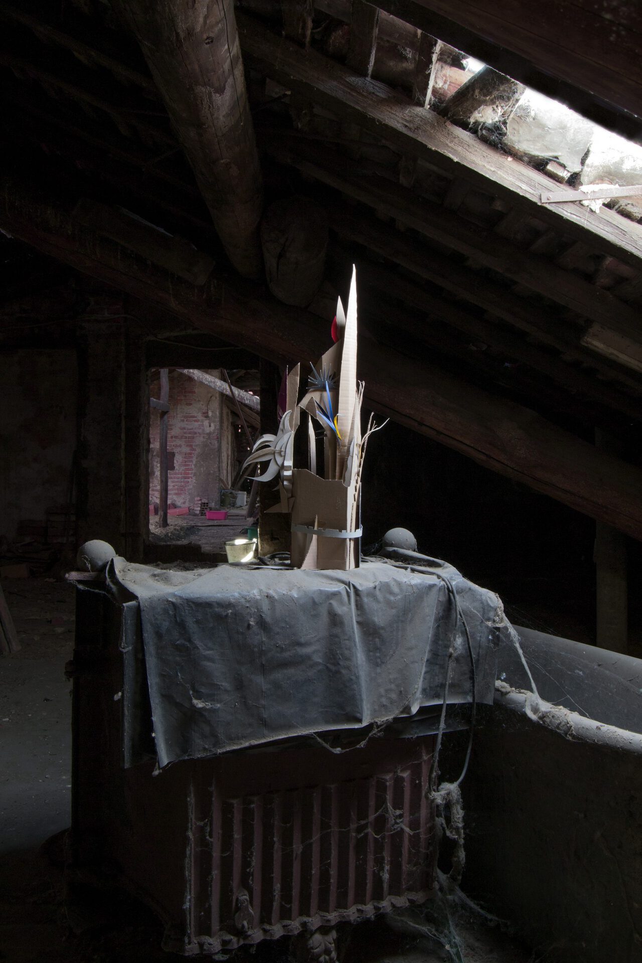 Paolo Brambilla, Forte Tempesta, 2020, cardboard, 20x20x55 cm.