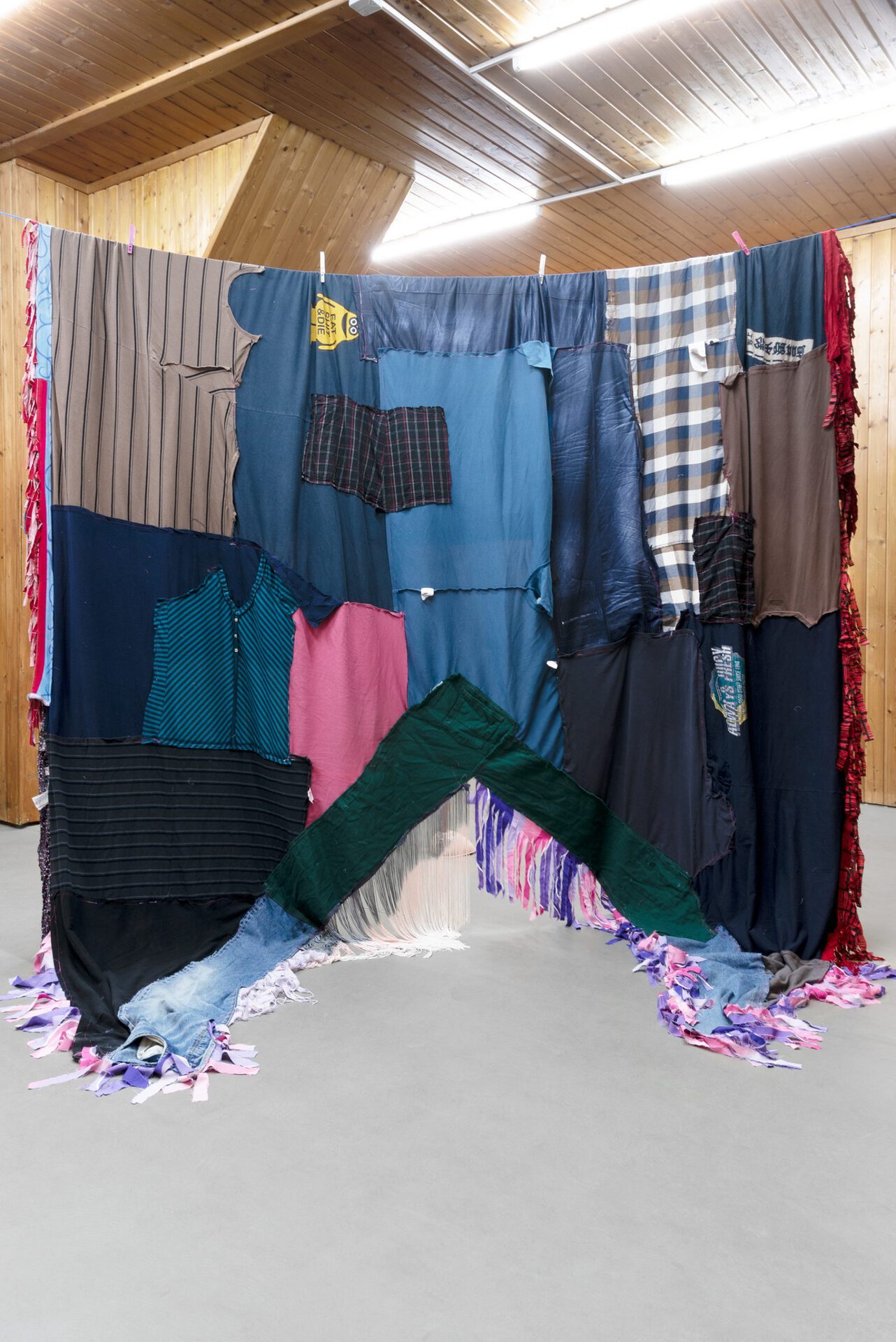 Nazim Ünal Yilmaz: Untitled, 2015-2020. Various fabrics, 350 x 270 cm
