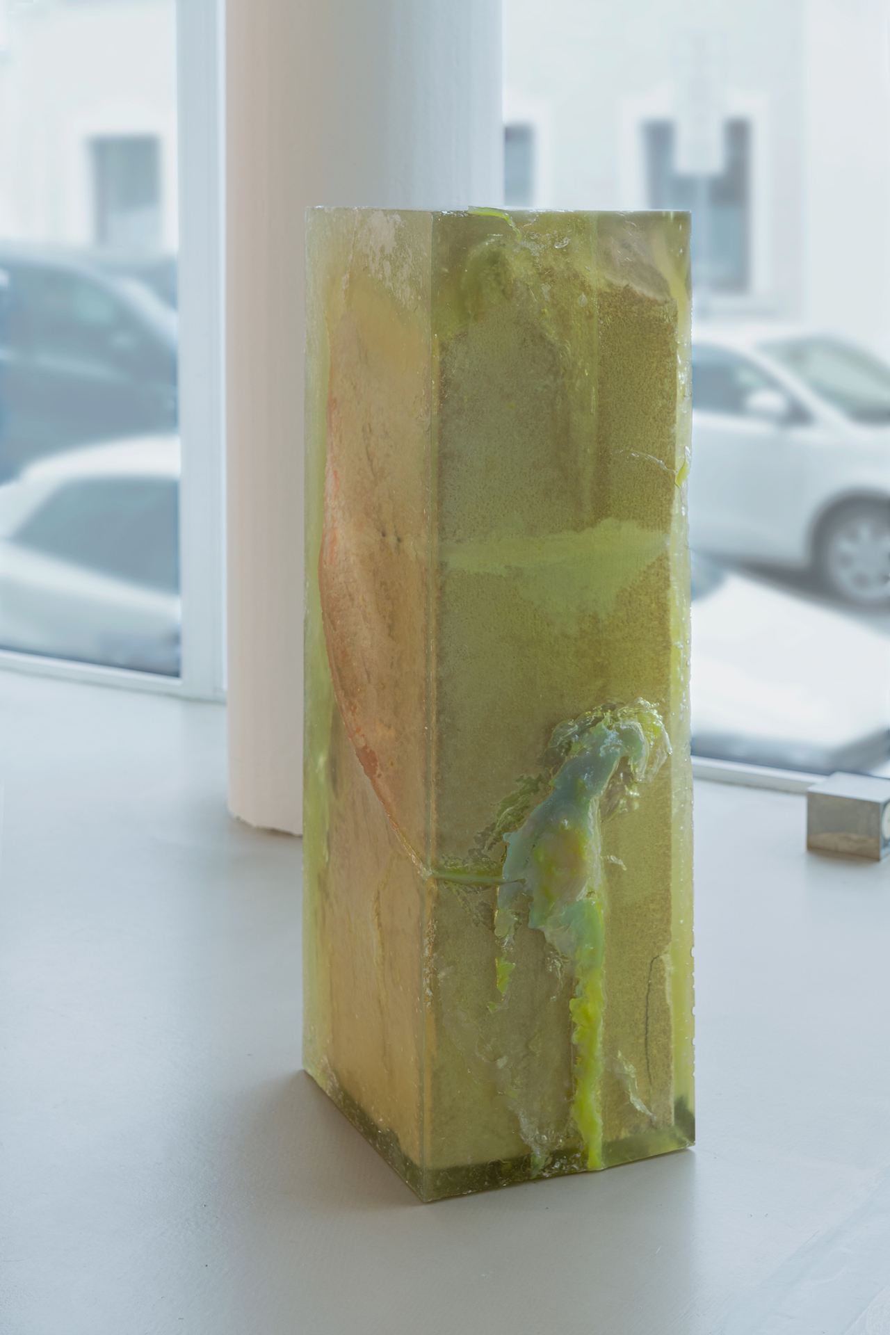 Susi Gelb - Monolith Compound 2, 2018, polyester resin, faux fur, aerated concrete, pigments, glass fibre, 92x34x27,5 cm