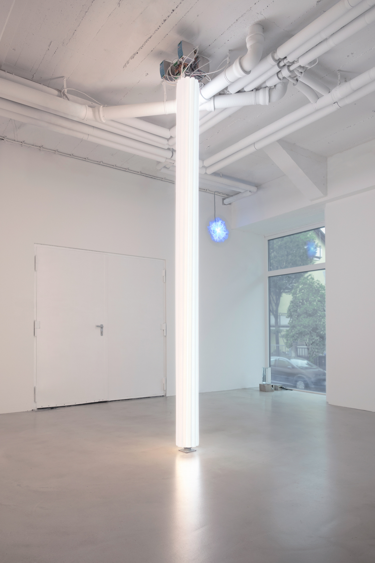 Susi Gelb - New Temperature, 2020, heavy-duty prop, controlled white LED light (Barthelme), cable, programming, ca. 337x22x22 cm
