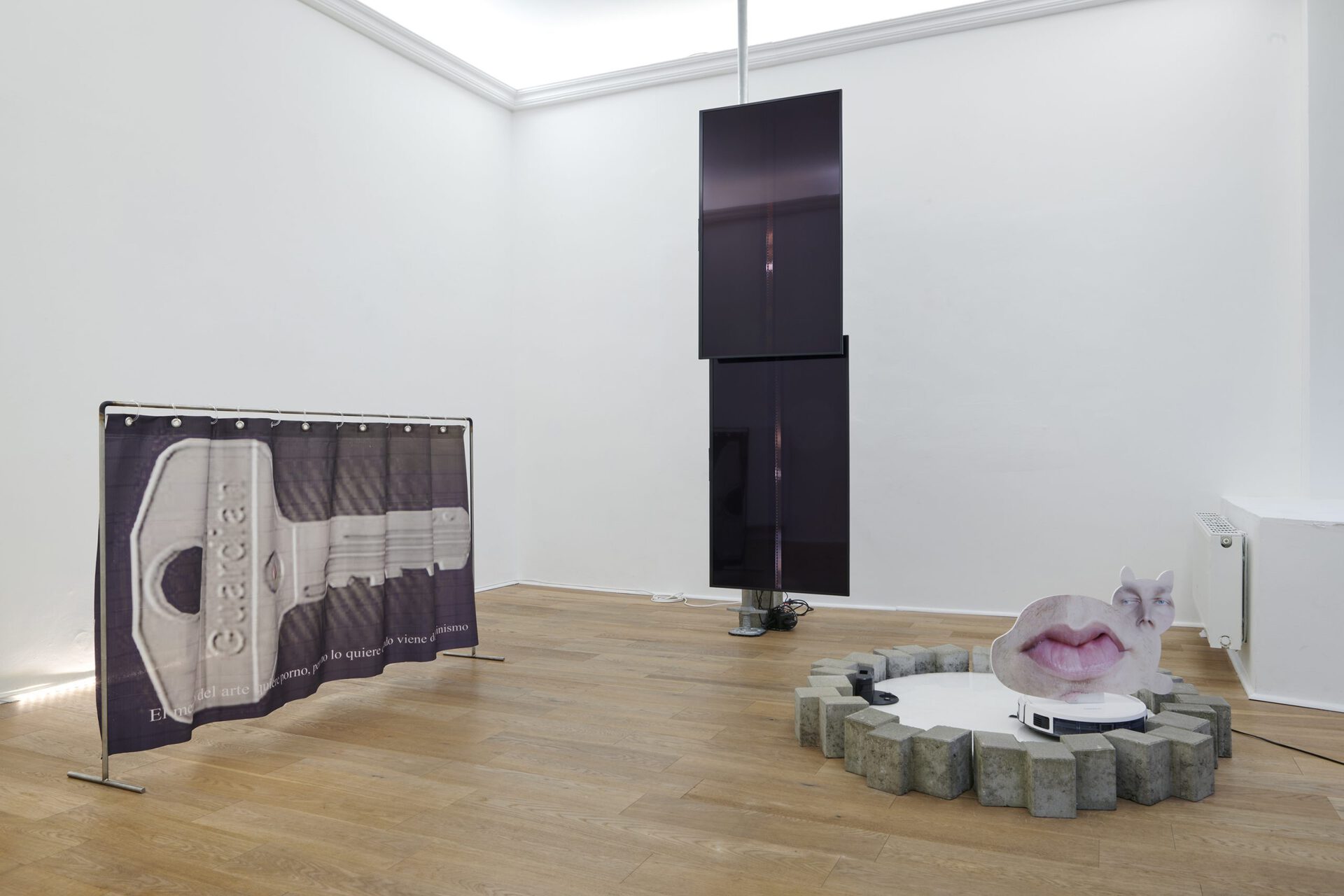 Installation view Zwei Schwestern