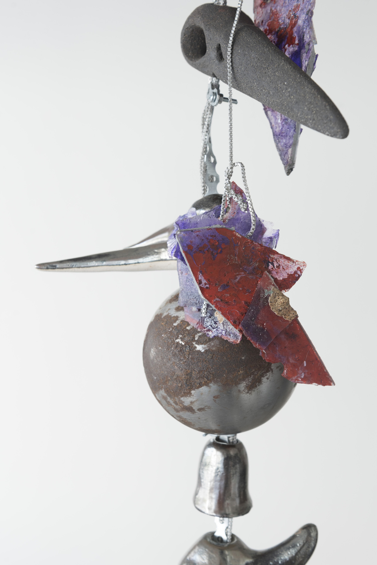 Céline Struger  – HIERARCHICAL ANIMACY, 2019, stoneware, clay, epoxy resin, chains, 300 x 45 x 35 cm