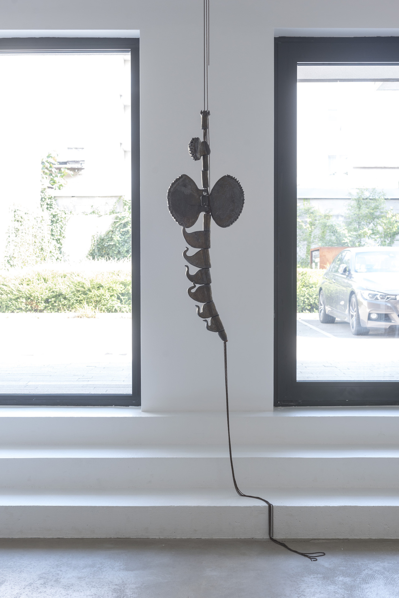 Céline Struger – LIMBIC RESONANCE, 2018, stoneware, chains, 300 x 45 x 35 cm
