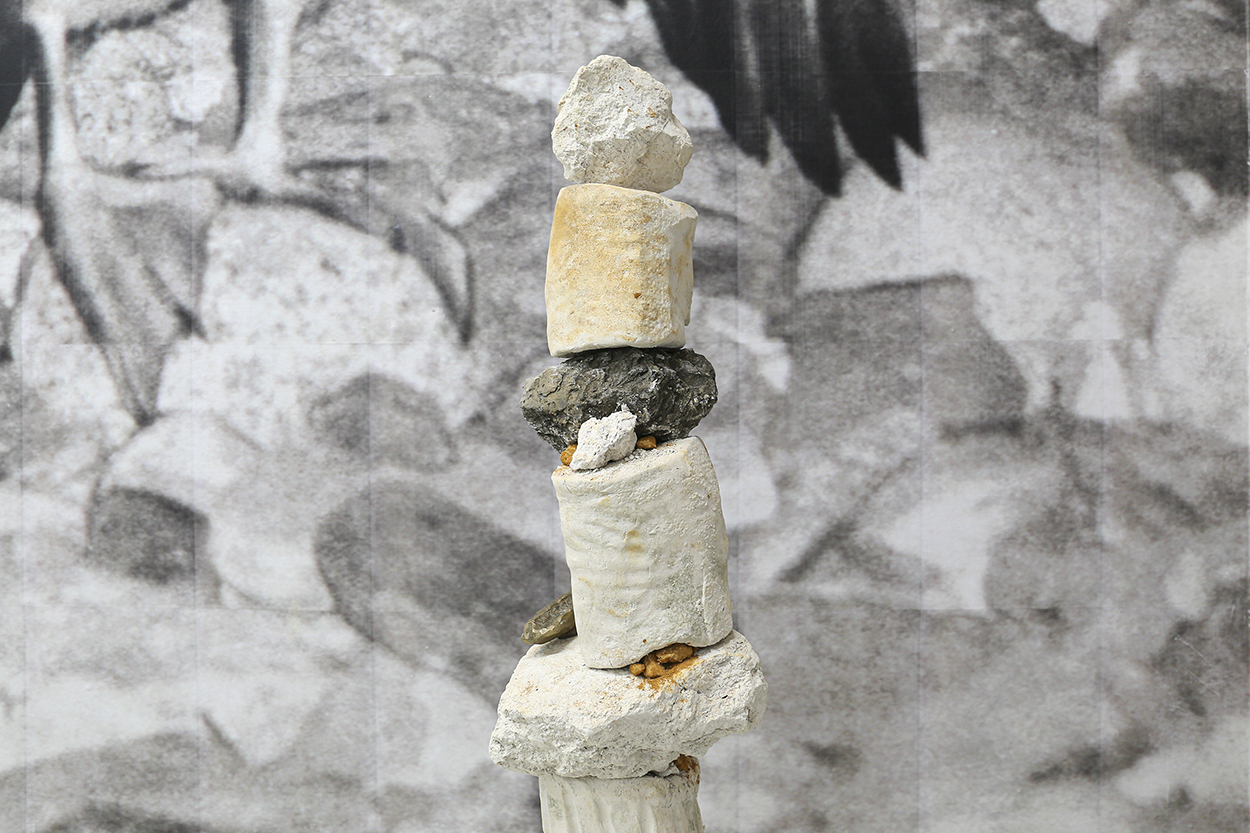 Gaëlle Leenhardt, Colonne, 2020, white clay from Grimma, dark clay from Boom, sand stone from Ghent, work in situ, 121 x 32 cm