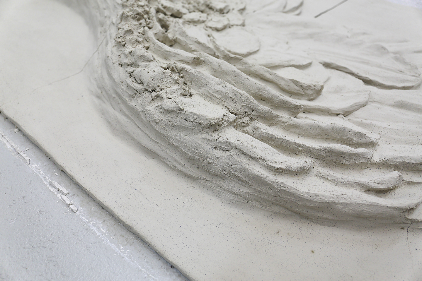 Gaëlle Leenhardt, Niki's Wing, 2020, white clay from Grimma, work in situ, 154 x 99 cm