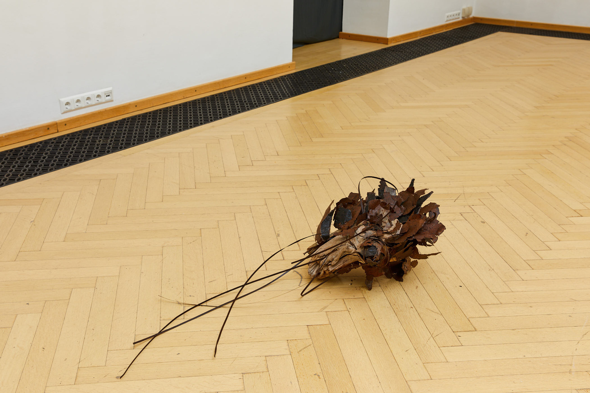 Nina Herzog, Untitled 2020, wood, metal, 47 x 33 x 35 cm