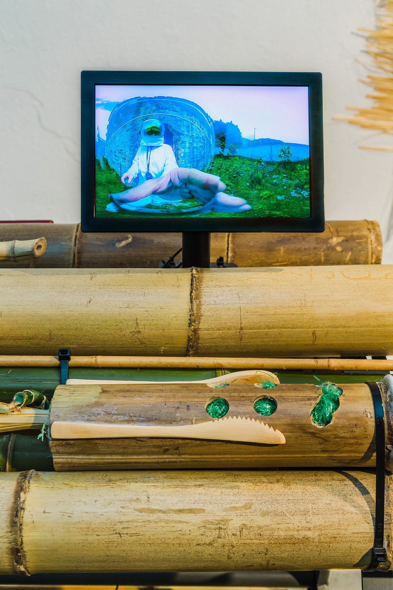 Monika Czyżyk, Geographies of a lonely Pole (Cluster -  Verticality of Self ), 2020,  1min, HD video, colour, no sound, 10 “ screen, zip ties, thermos, bamboo tube, green mesh, detail