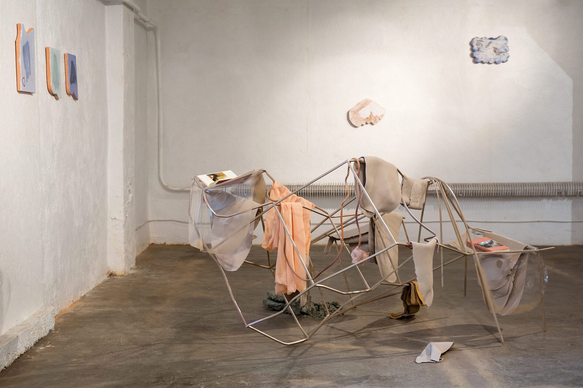 Laura Põld, Shedding skin, 2020. Steel, clay, textile, rope, found objects, spray paint. / Piret Karro, Resistance, 2020. Notebook