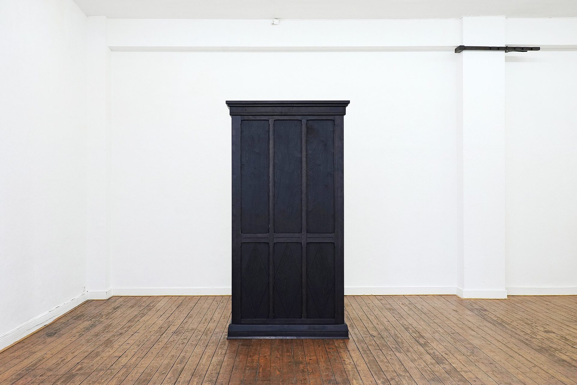 Eliza Ballesteros, PARANOIA, 2020, birch wood, pigment oil, 250 x 130 x 40 cm