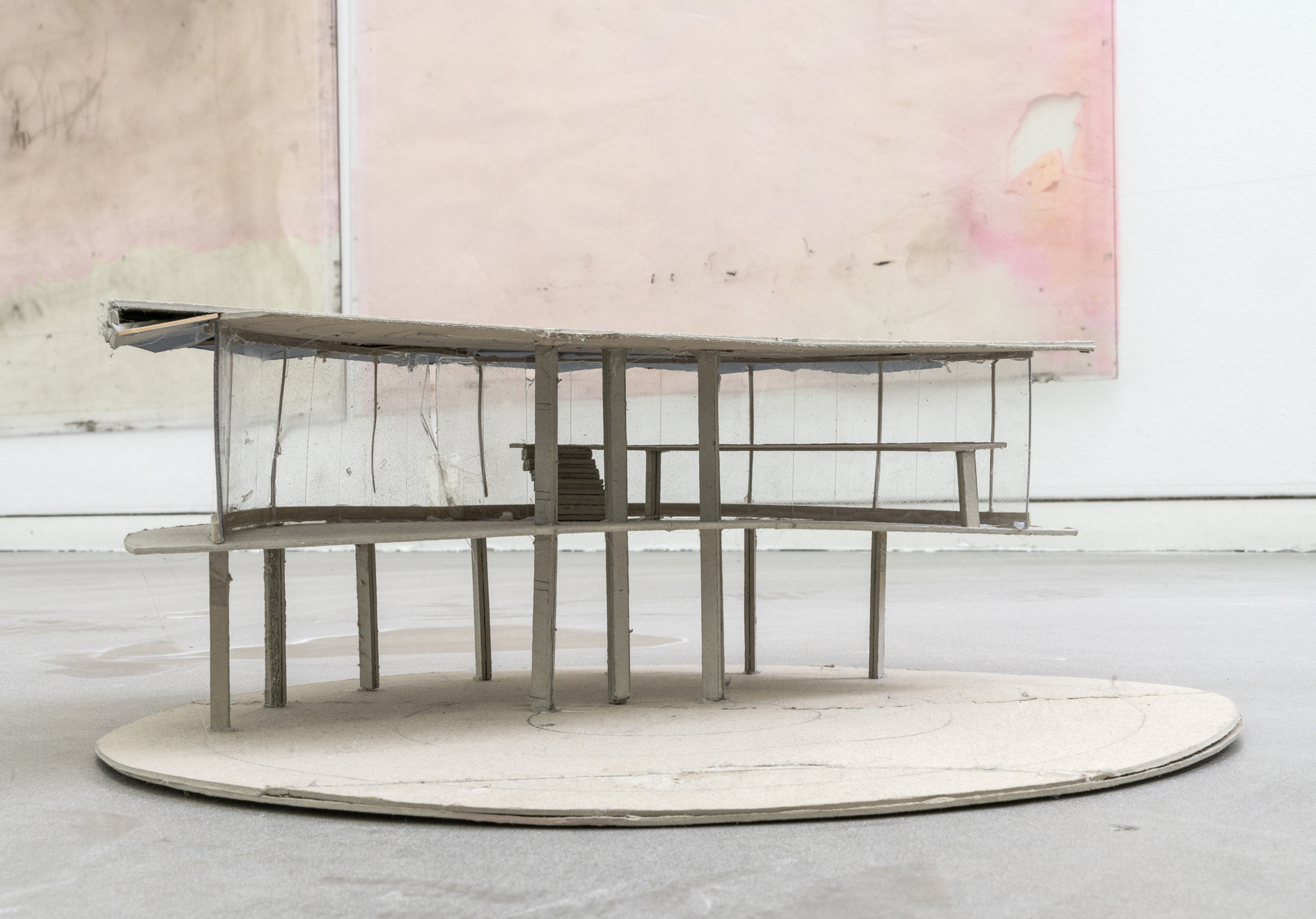 Ian Kiaer, Endnote, tooth (panoramico, pink), 2017, endnote (ping), 2020, Installation View, Heidelberger Kunstverein, 2020 © Heidelberger Kunstverein / Wolfgang Günzel