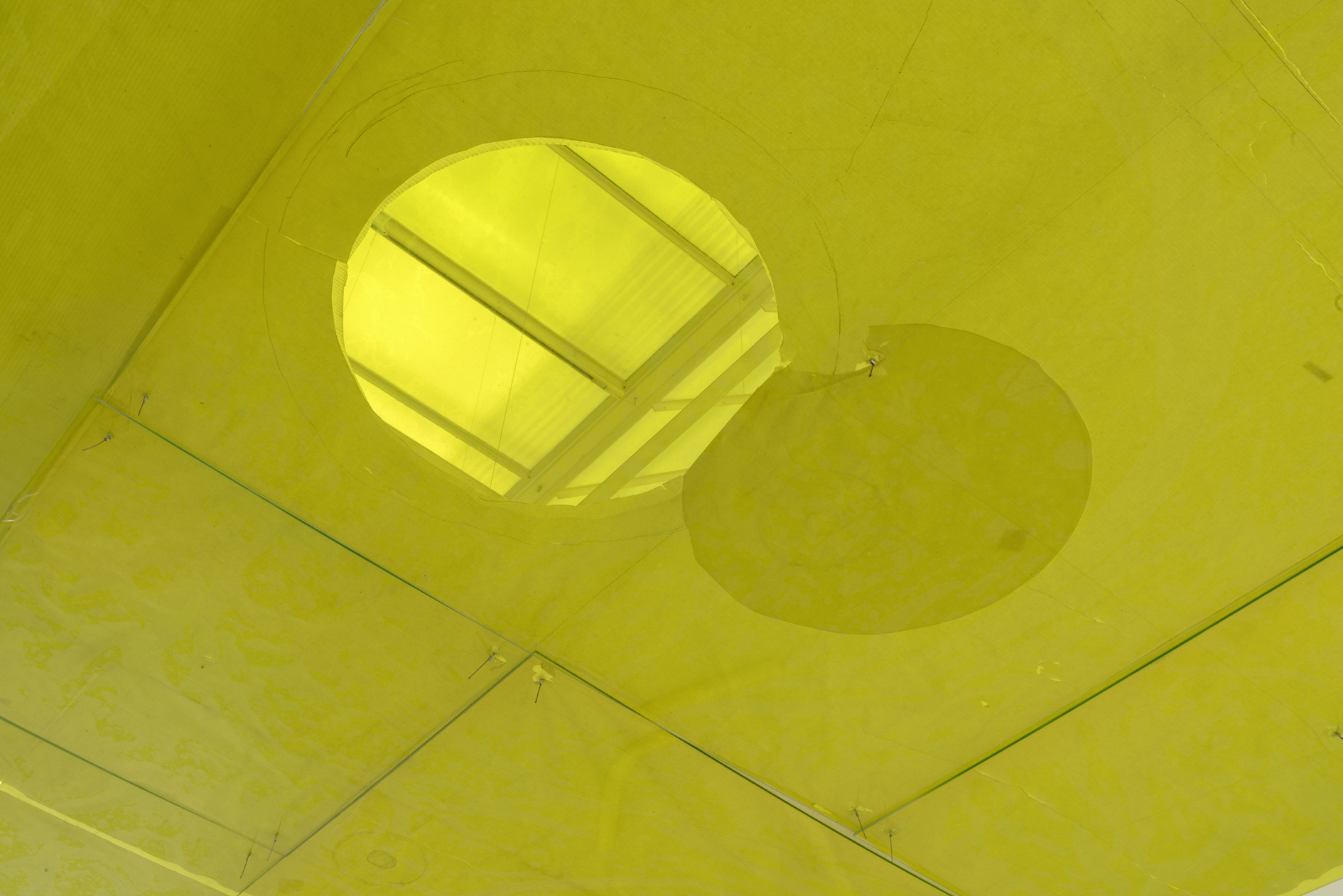 Ian Kiaer, Tooth House, ceiling, 2014, endnote (ping), 2020, Installation View,   Heidelberger Kunstverein, 2020 © Heidelberger Kunstverein / Wolfgang Günzel