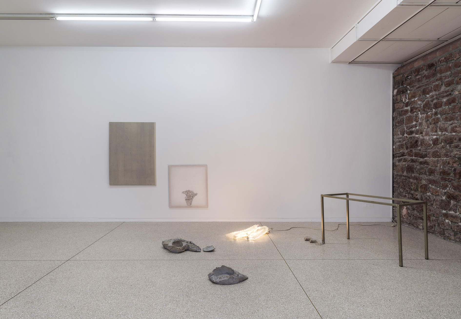 Ian Kiaer, Endnote, tooth (grey), 2017, endnote (ping), 2020, Installation View,   Heidelberger Kunstverein, 2020 © Heidelberger Kunstverein / Wolfgang Günzel