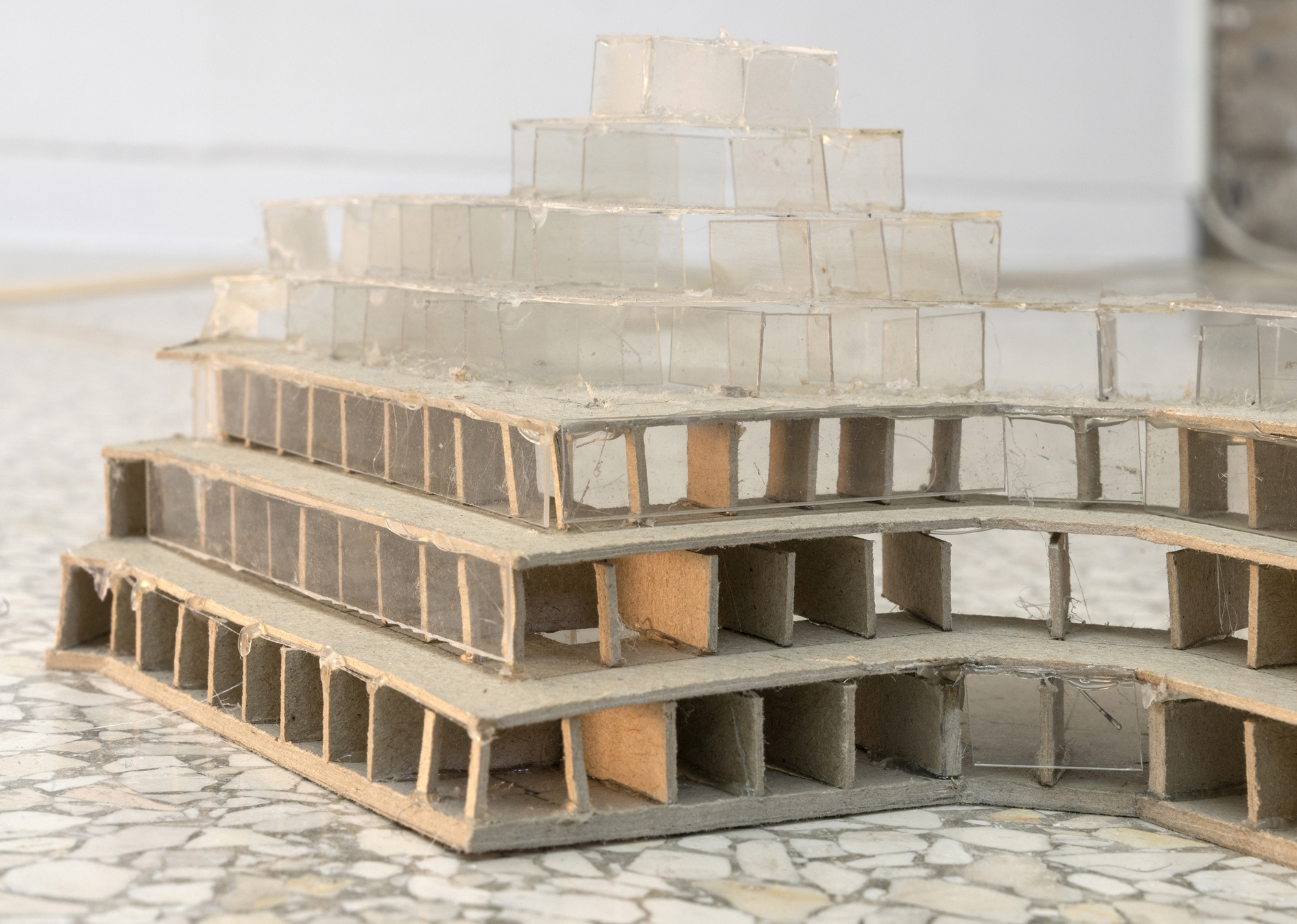 Ian Kiaer, Endnote, tooth (grey), 2017, endnote (ping), 2020, Installation View,   Heidelberger Kunstverein, 2020 © Heidelberger Kunstverein / Wolfgang Günzel