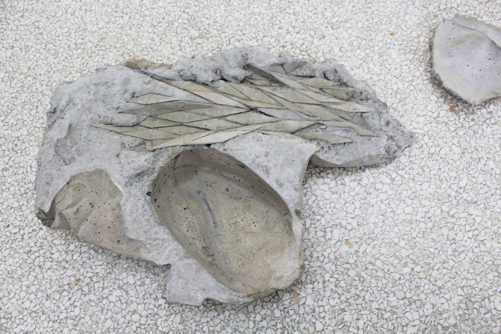 Ian Kiaer, Endnote, tooth (grey), 2017, endnote (ping), 2020, Installation View,   Heidelberger Kunstverein, 2020 © Heidelberger Kunstverein / Wolfgang Günzel