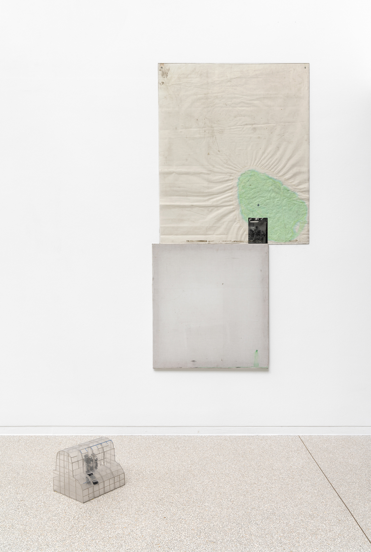 Ian Kiaer, Endnote ping, (J-L Cheret), 2020, endnote (ping), 2020, Installation View, Heidelberger Kunstverein, 2020 © Heidelberger Kunstverein / Wolfgang Günzel