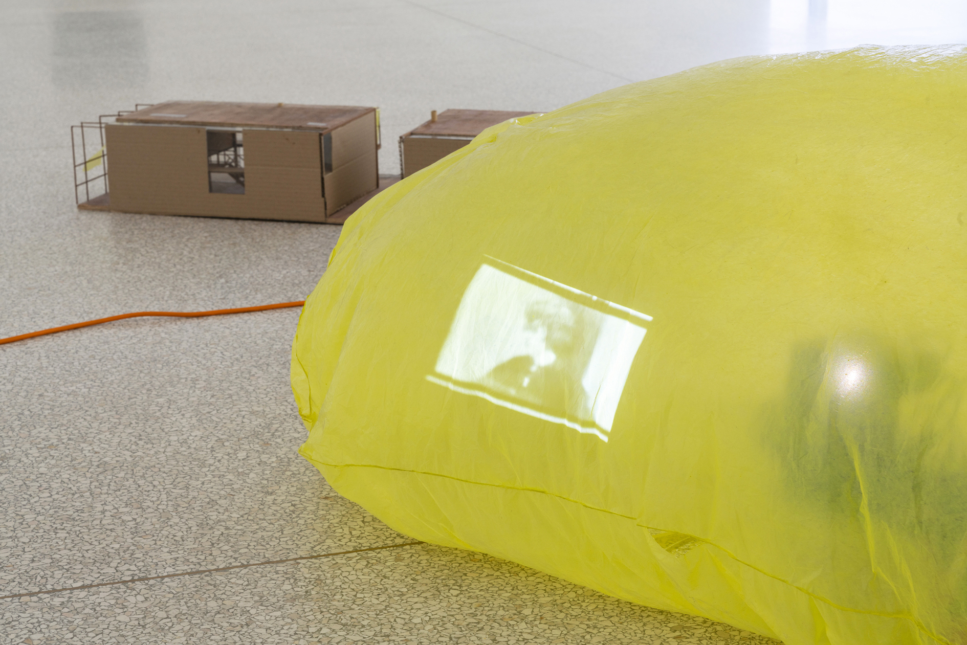 Ian Kiaer, Endnote, ping (de Bretteville/Asimov), 2019, endnote (ping), 2020, Installation View, Heidelberger Kunstverein, 2020 © Heidelberger Kunstverein / Wolfgang Günzel