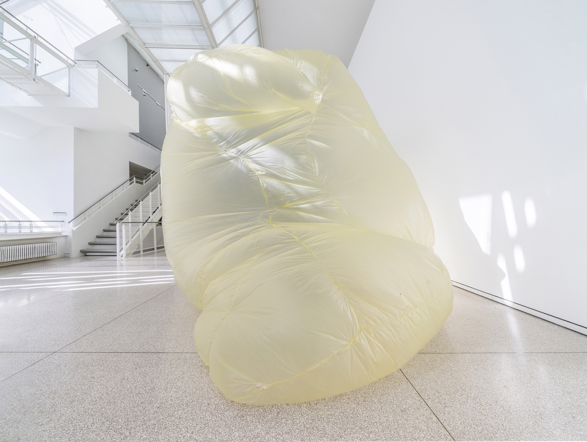 Ian Kiaer, Endnote, ping, Marder (pale), 2020, endnote (ping), 2020, Installation View, Heidelberger Kunstverein, 2020 © Heidelberger Kunstverein / Wolfgang Günzel