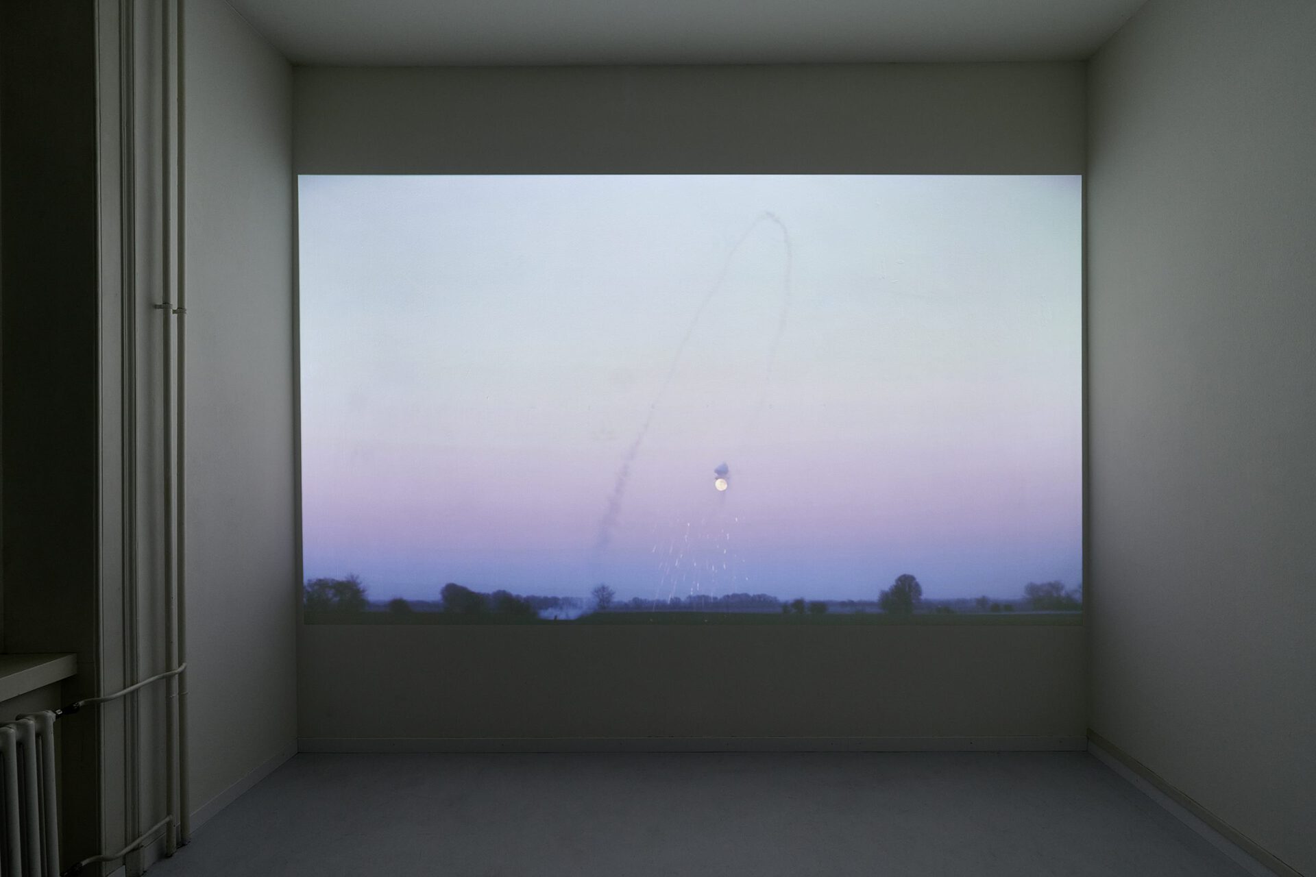 Malte Bartsch, Rakete, 2019 fireworks, rubber band, full HD video 12 min Loop