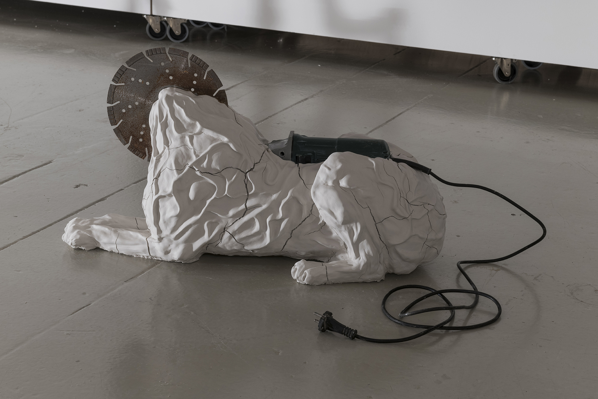 Guillermo Ros, Perro maquínico, 2020, Ceramic paste, grinder and radial disc