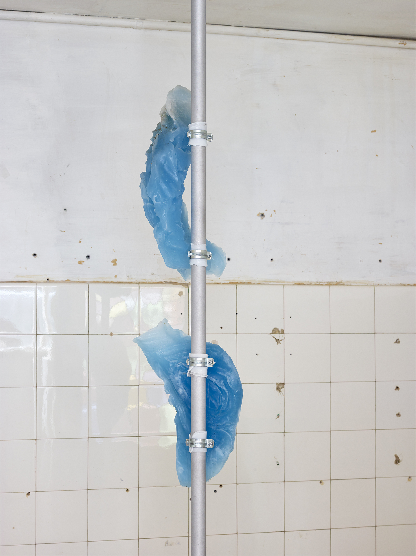 Cecilie Skov, Spill over Spill, 2020, Paraffin wax, pigment, silicone, sandblasted aluminum, steel, H: 150cm.