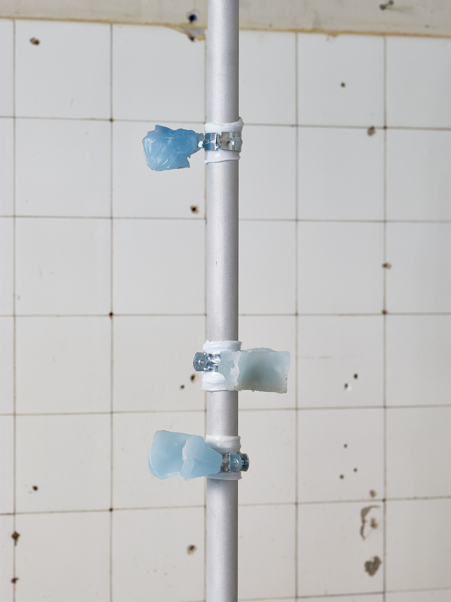 Cecilie Skov, Spill over Spill, 2020, Paraffin wax, pigment, silicone, sandblasted aluminum, steel, H: 150cm.